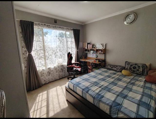 2 BEDROOM APARTMENT FOR SALE IN HEUWELSIG ESTATE